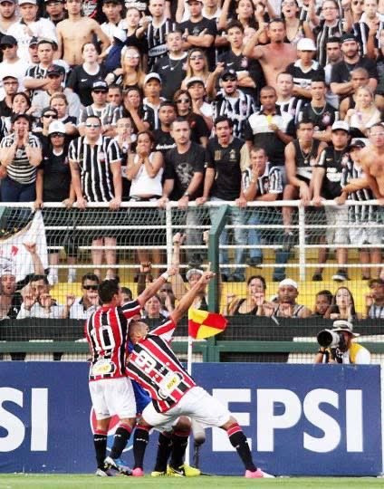 emanueldesp's tweet photo. Independente do resultado

o Luciano comemorando igual o Fabuloso foi foda demais https://t.co/JgVkjuTCtX