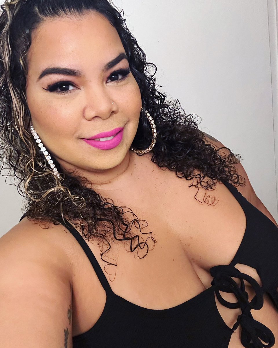 nah_she_raw's tweet photo. Loving this lipstick #plussizebarbie https://t.co/z06RUsTduB