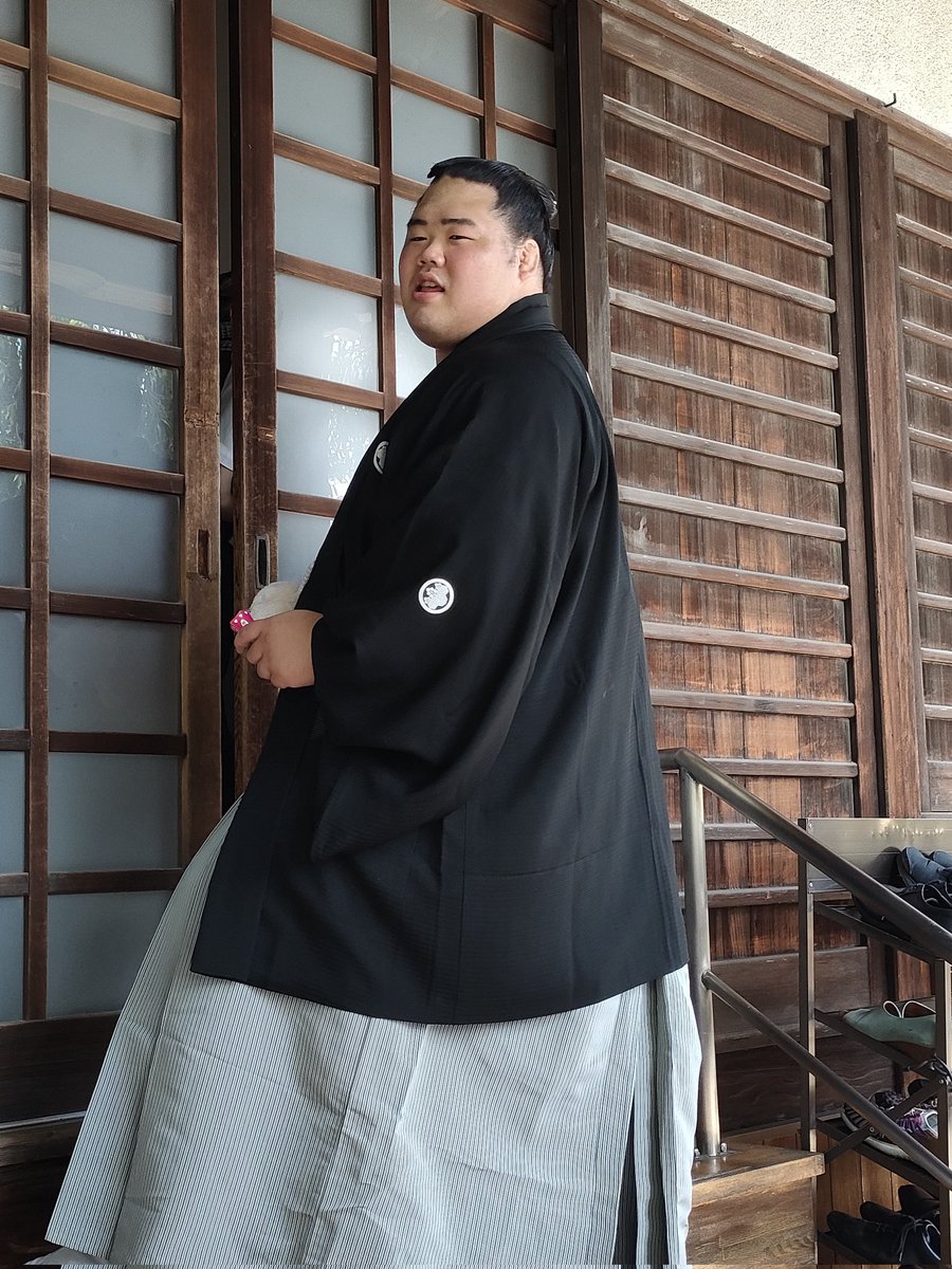 ryogokulove's tweet photo. ①会見の様子を覗き見
②その手にはクラッカー
③もう1つ受け取って
④会見終了後にクラッカーを鳴らして｢してやったり｣な笑顔
の、明生関。
可愛い😍 #sumo https://t.co/C2wTlzC1i5