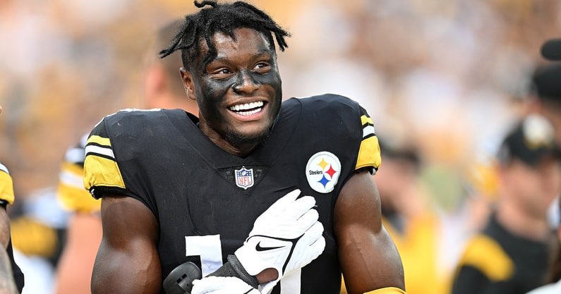 jasrifootball's tweet photo. DON’T sleep on the #Steelers offense:

QB: Kenny Pickett
RB: Najee Harris
WR: Diontae Johnson
WR: George Pickens
WR: Allen Robinson
TE: Pat Friermuth 
TE: Darnell Washington 

They aren’t being talked about enough https://t.co/iq14sbxtW2