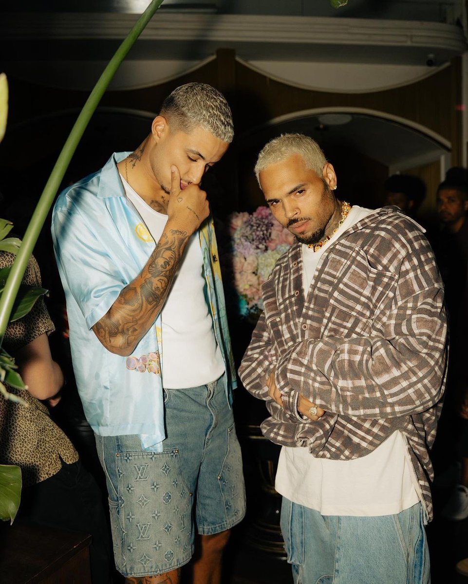 RT @cblivee: Chris Brown with Kyle Kuzma. https://t.co/yXnWFOMu5z