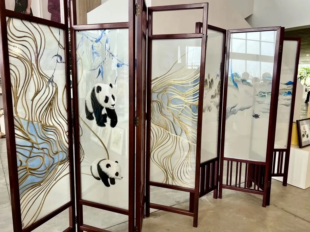 LoveYiwu's tweet image. Originating among the folk people, #ShuEmbroidery formed its unique characteristics: smooth, bright, neat and influenced by the geographical environment, customs and cultures.
#ChengduFISUGames  #Chengdu2021