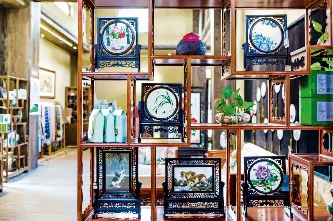 LoveYiwu's tweet image. Originating among the folk people, #ShuEmbroidery formed its unique characteristics: smooth, bright, neat and influenced by the geographical environment, customs and cultures.
#ChengduFISUGames  #Chengdu2021