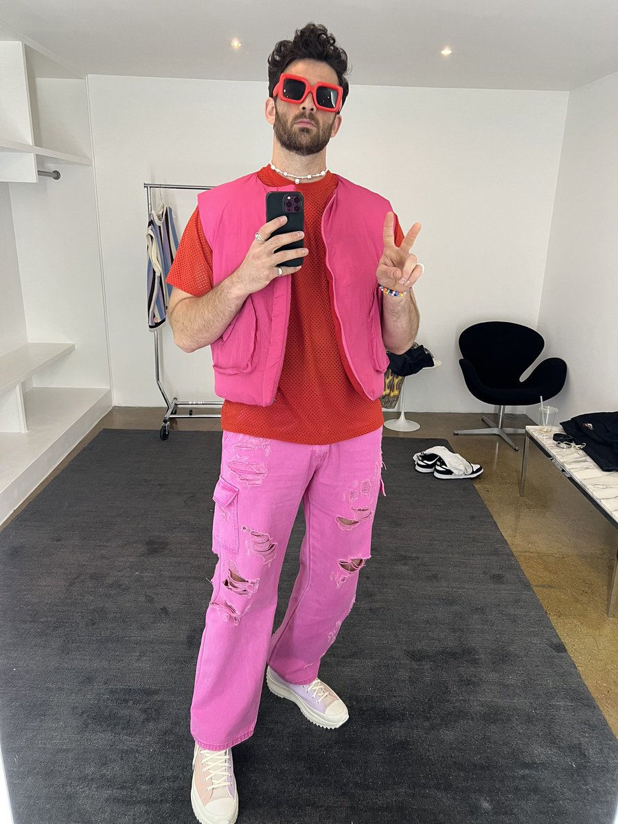 duckinatank's tweet photo. I'm super late but Happy Birthday Hasan! On a proper chewsday as well! 💙💙🎉🎉 @hasanthehun @nothasanabi 
#hasday #hastwtselfieday https://t.co/caUuPGC1pA