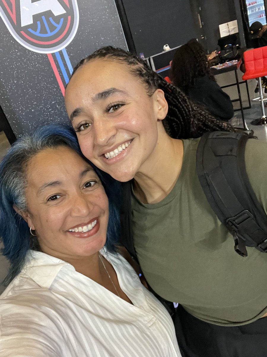mitty_wbb's tweet photo. Monarchs supporting Monarchs! ππͺ
Stacy supporting @AtlantaDream and @WNBA players @justDROB & @haleyjoness13 #MonarchFam π€π https://t.co/pjJybvLy1v
