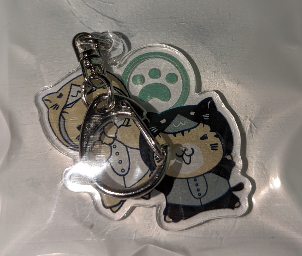phantom_cat_r's tweet photo. おはようございます☀️
朝からクラバトにかかりっきりになってました(^_^;)
今日届いた猫渕さんグッズです。猫渕兄弟のアクリルスタンド・アクリルキーホルダー
どれも可愛いかった!!
#猫渕さん 
#SUZURI
#suzuriで販売中 https://t.co/HyAdKbLNqe