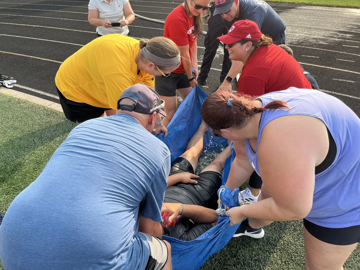 BstentoStento's tweet photo. Practiced cold water immersion in a tub & the tarp method for cooling. It worked better with ice water coolers being poured on. Water in hose was too hot after being in the truck. @NATA1950 @NATA_SSATC @GLATA_updates @INAthletic @K_S_Institute @stephkuzy https://t.co/VOKuwJfIVi