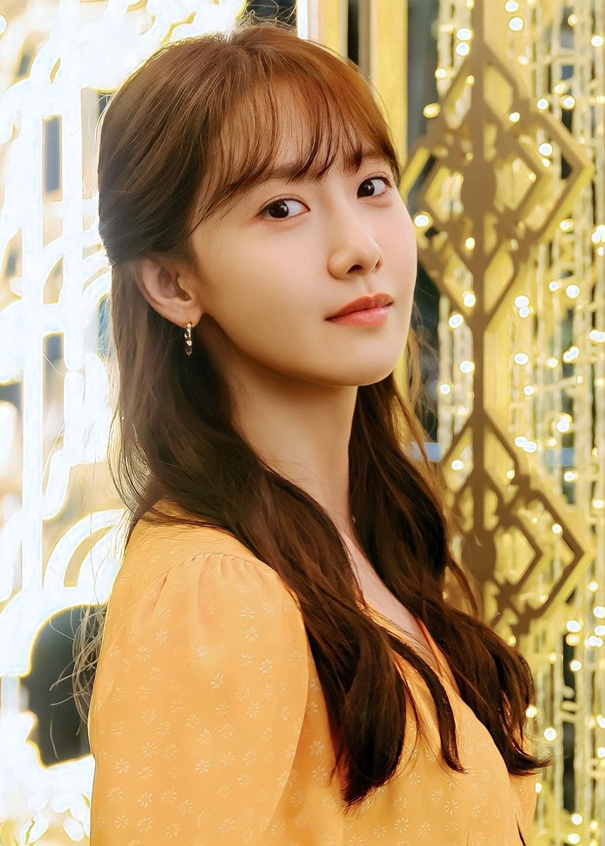 530FILE's tweet photo. yoona can literally pass on as the korean version of disney princess belle https://t.co/LdrPB514sc