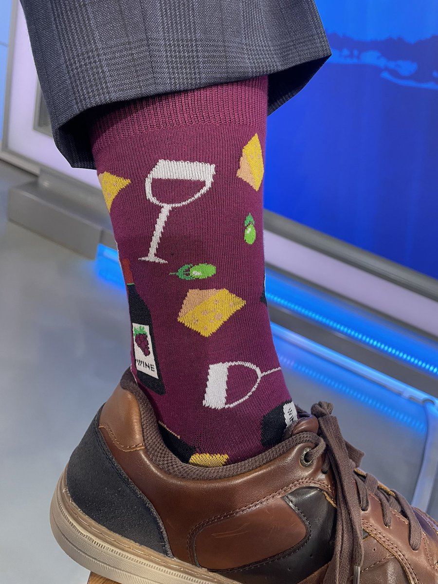 AddisonGreenWX's tweet photo. This holiday is too Gouda ๐ง to pass up, but you can pass the wine ๐ท this way.
#nationalwineandcheeseday #wine #cheese #socks #sockoff #news12 https://t.co/yR7GOPG0oX