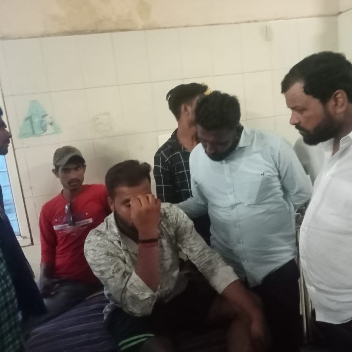 मध्य प्रदेश के साथी कार एक्सीडेंट मे शहीद हुए भाई गोलू वाल्मीकी के परिवार व अन्य घायल साथियों से भाई <a href="/HimanshuValmi13/">Himanshu Valmiki</a> जी भाई @JitendraValmi88  जी और भाई @SanjayValmiki82 जी ने मुलाकात की।
मा. चन्द्रशेखर जी से वीडियो कॉल पर बात करी परिवार को हर संभव मदद करने आश्वासन दिया।