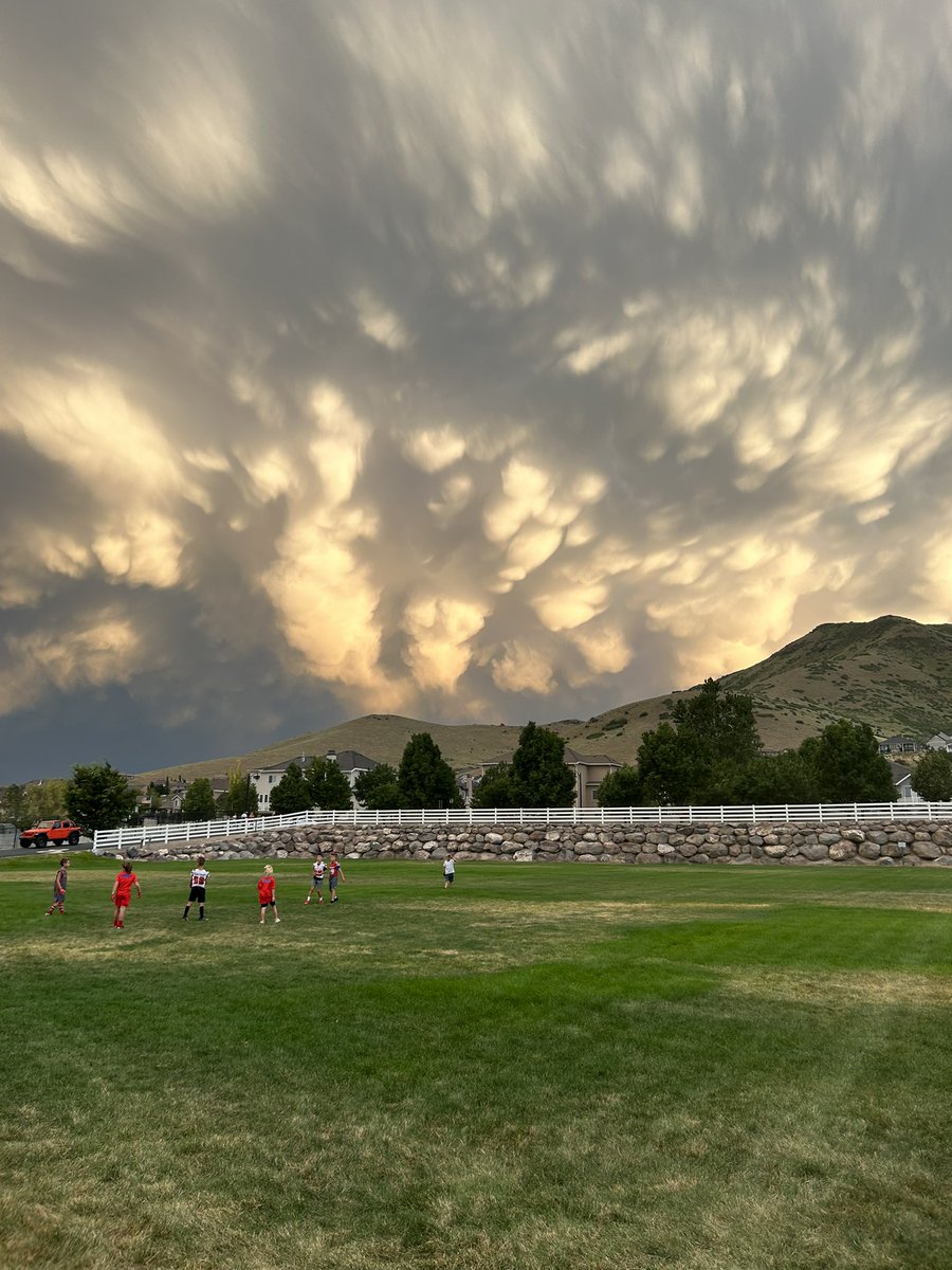 Samsworth_TV's tweet photo. The clouds are rolling in just as football practice ends.
@kslweather l #UteConference https://t.co/NaI1nw7ivN