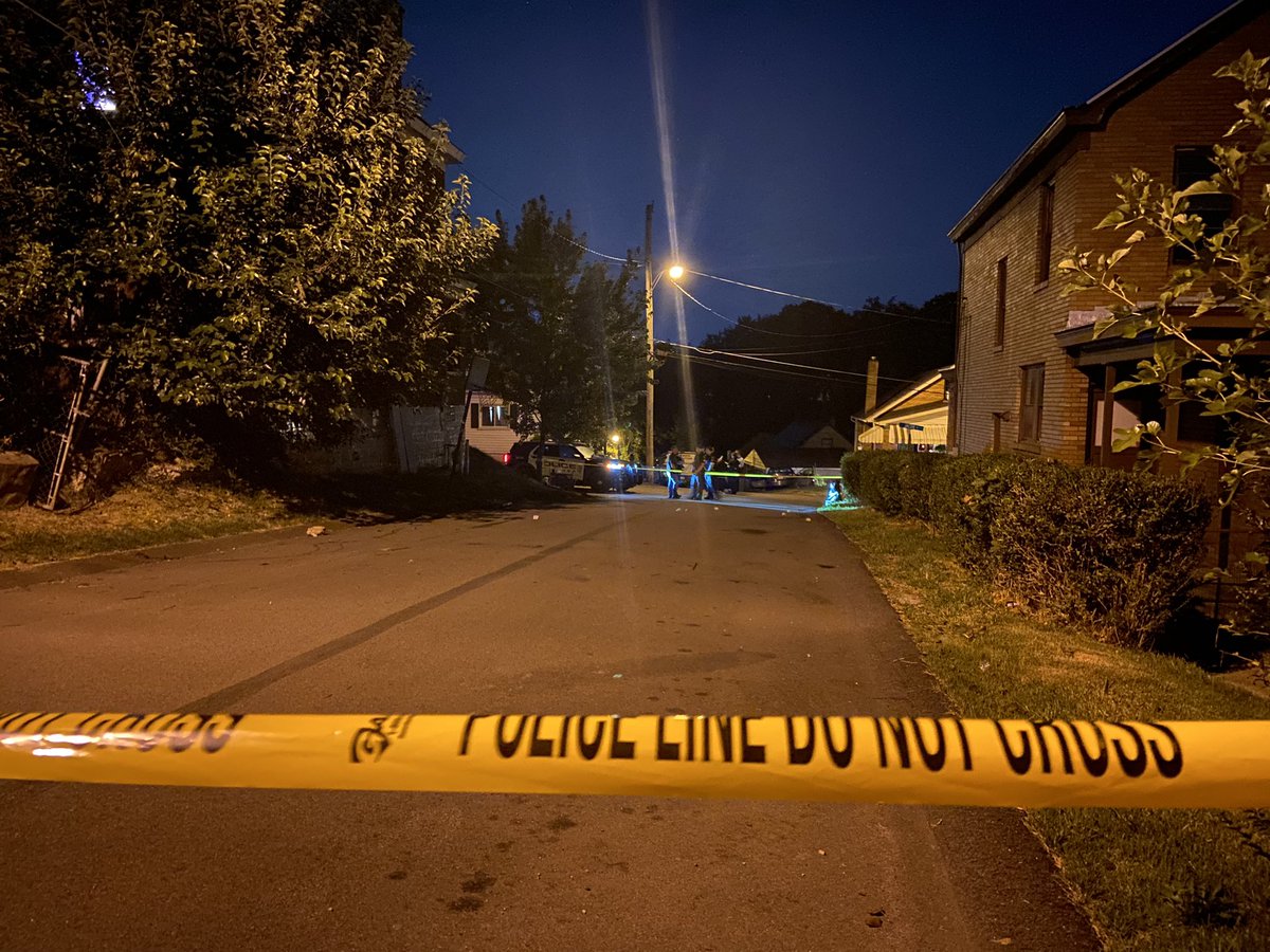 PeteDeLucaTV's tweet photo. #BREAKING: 3 teens shot in Mt. Oliver Borough around 9pm, per Allegheny County Police. This is the scene at the intersection of Nicholas and Jacobs Streets. Around half a dozen evidence markers are on the ground. Teens conditions are not currently known. @WPXI https://t.co/WvkEXWKyfn
