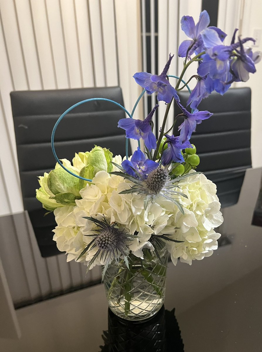 deacon_sphr's tweet photo. I may snagged a centerpiece. Florals by https://t.co/hULdsTDD0X are always amazing https://t.co/8rrlXZu85f