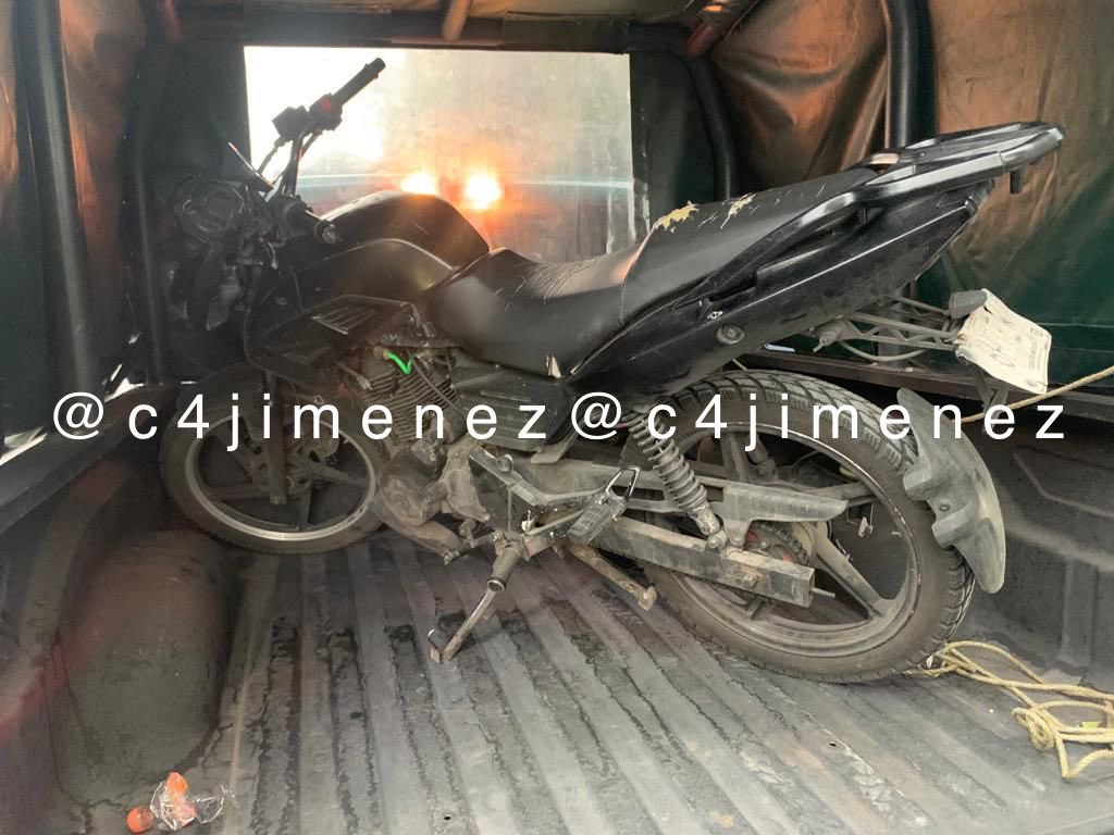 LADRÓN del <a href="/AICM_mx/">Aeropuerto Internacional Benito Juárez CDMX</a> 
Emanuel Diaz Torres
Cazaba a sus víctimas en casas de cambio de la terminal aérea.
Las seguían y atracaban.
Agentes de <a href="/SSC_CDMX/">SSC CDMX</a> Zona Poniente lo detuvieron en <a href="/AzcapotzalcoMx/">Alcaldía Azcapotzalco</a> tras un Robo.
Lo desarmaron y recuperaron todo este $
Si lo reconoce, denúncielo!