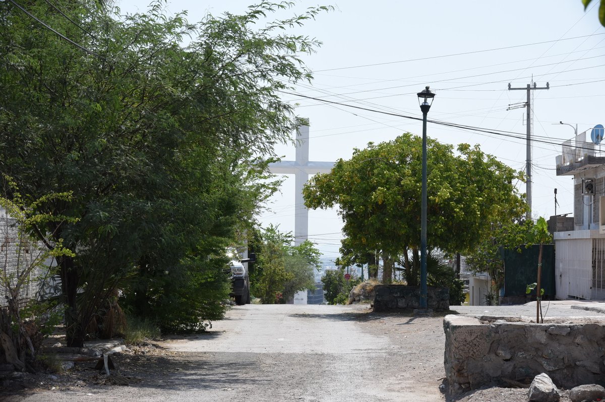 oscarbalmen's tweet photo. Torreón es un desierto con parque en el centro. Un horno donde nació una laguna que da leche. Un yermo que parió una minera cuyos caminos de exportación son el secreto mejor guardado de la región. Torreón es la algarabía de una carne asada y el silencio de sus cerros escarpados donde aún quedan fosas clandestinas por descubrir.

Torreón es clave para el país. Conecta al Pacífico con Estados Unidos. Une a Mazatlán con Reynosa y a Ciudad Juárez con Tapachula. Está a mitad de camino del puerto de Manzanillo y el de Altamira. Un nudo estratégico. Lo sabían bien Francisco I. Madero y Francisco Villa, quienes lo ambicionaron mucho antes que el Cártel de Sinaloa y Los Zetas.

Torreón es el recuerdo de una ciudad expuesta a los horrores de la primera etapa de la “guerra contra el narco”: el atentado contra el empresario Carlos Herrera, el homicidio del periodista Eliseo Barrón, la masacre de 17 jóvenes en la Quinta Italia Inn, la matanza afuera de Galerias Laguna, el ametrallamiento del edificio del diario El Siglo de Torreón. Los niños sicarios subiendo por el Cerro de la Cruz y los viejos bajando a la harinera contratados como halcones. El miedo detrás de la cortina.

Torreón es un dolor fantasma. El mal se extirpó hace una década, pero hay días en que aparece aunque ya no esté ahí: las tienda de abarrotes agujereadas y un monumento a los desaparecidos que cruza un lago azul son vestigios de los años violentos. Torreón es un muñón nervioso, pero sano. Un dolor que se apacigua cuando una empresa reabre, una familia regresa del exilio o un vecino saluda al policía de la esquina.

Torreón es la segunda ciudad más segura de Coahuila. Está entre las 15 más pacíficas de México. Un imán de inversiones extranjeras. Un Costco en construcción. Una marca estadunidense de donas anunció su llegada. Es un restaurante abierto de madrugada. Una gordita de harina de día y pan francés en la noche. Torreón es ruido: ya se habla sin susurrar por miedo a “los señores” y se canta en el estadio de béisbol. Torreón es cálido, quieto, sin sobresaltos.

Torreón es una receta.

Mi texto para @Milenio: https://t.co/ecqAVB1Nwe