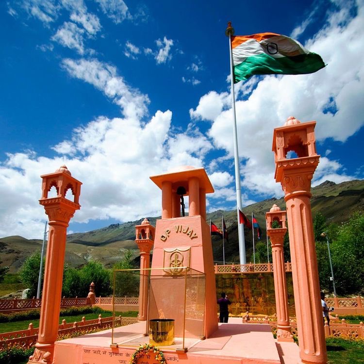 AdityaBaviskar2's tweet photo. Bow to our Heroes……
Kargil Vijay diwas 

#Kargil #KargilBraveHearts #kargildiwas #IndianArmedForces #IndianArmy #yedilmangemore https://t.co/ZQNEm9IedM