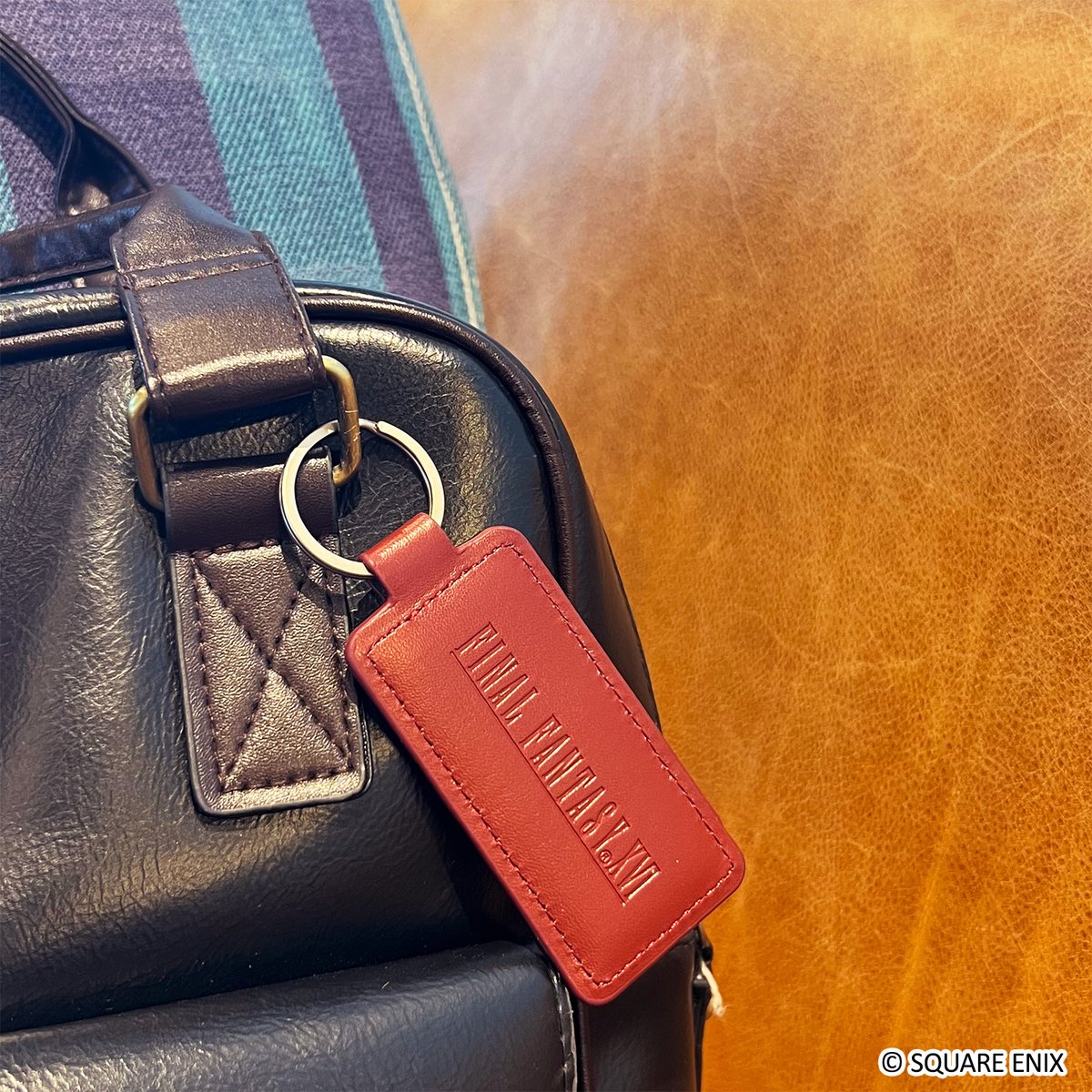 SQEX_MD_GOODS's tweet photo. 【FF16グッズ紹介】
大人びたエンジ色にこだわったPUレザー素材のキーホルダーです。

表面はロゴを素押しで、背面には「クライヴ」に宿る「フェニックスの祝福」のシンボルを豪華に金箔押し。

お気に入りのカバンや鍵などに付けて愛用しよう！

#FF16
https://t.co/f7ttbhgJv0 https://t.co/QeIODnudC1