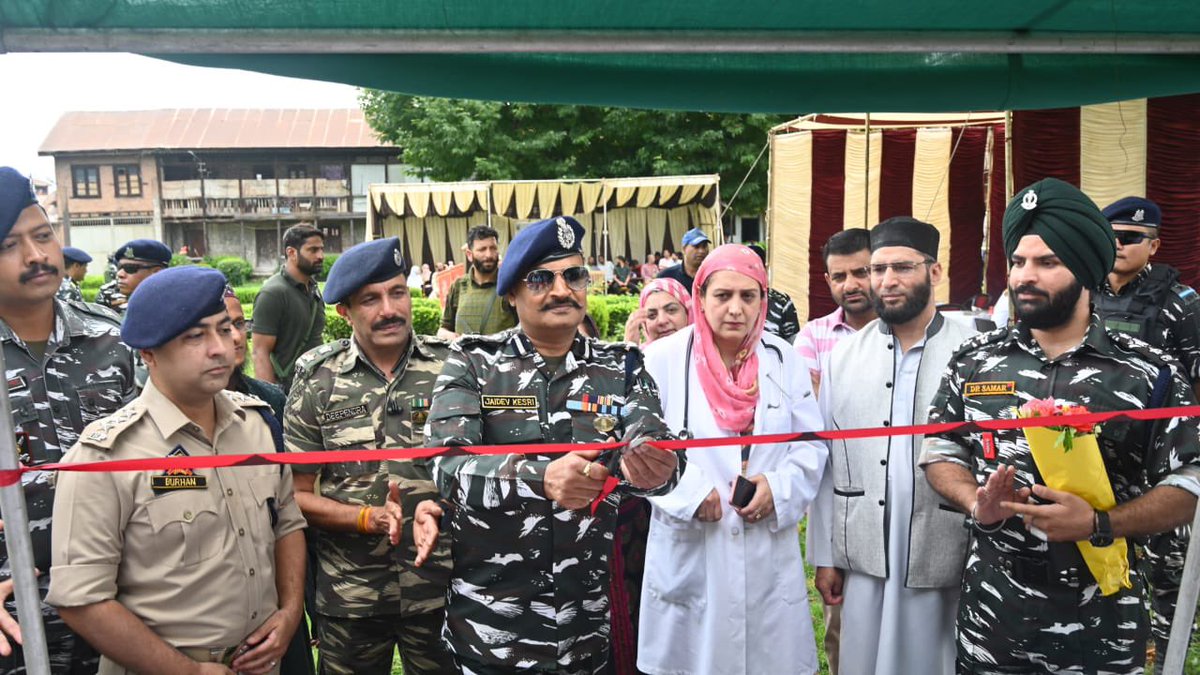 23BNCRPF's tweet photo. #23BN organized a medical camp under #CAP at historical Patthar Masjid in #downtown #Srinagar . @digsnrnorth inaugurated & briefed the gathering and media.
In a unique goodwill gesture Imams were felicitated and presented shawls. https://t.co/plpFz55oAG