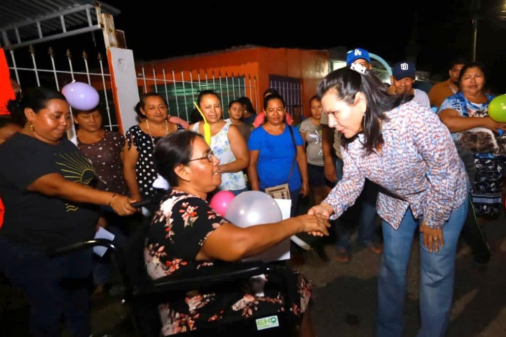 YolandaOsunaH's tweet photo. Inauguramos la rehabilitación del alumbrado público en varios puntos de la Ra. Buenavista Río Nuevo 3ª sección, donde instalamos 160 luminarias tipo led y sus respectivas fotoceldas. Contribuimos a garantizar la seguridad de las familias de Centro. https://t.co/iXXapsxT33