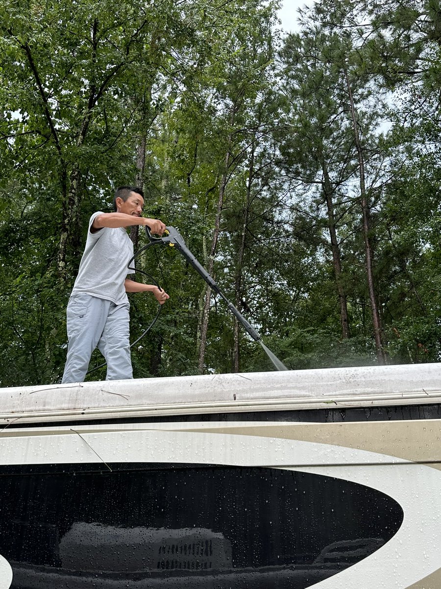 ShinFukae's tweet photo. Home maintenance. 夏場の屋外での作業は早朝に。#camperlife #roofcheck #washing #RVing https://t.co/nOuvE29UDJ