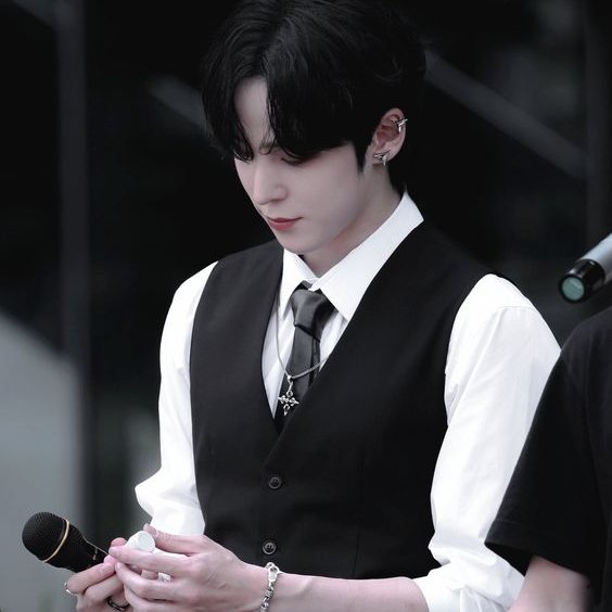 yunho wearing a suit