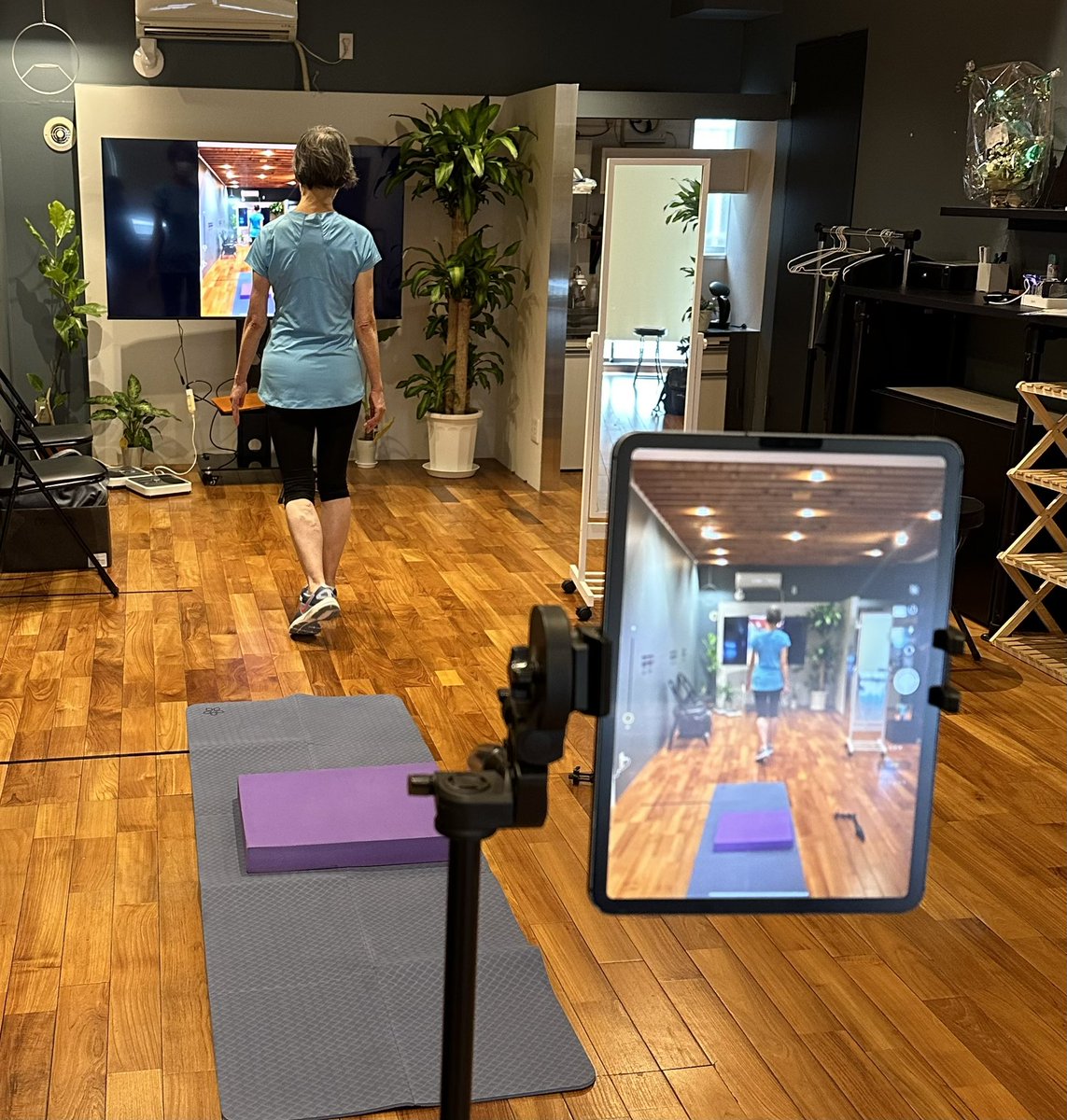 ogawa_junya's tweet photo. 今日もテレビにミラーリングして姿勢のフィードバックしながらトレーニング。
前からの姿勢は鏡でみれるけど、横や後ろって見られないのでこうやってリアルタイムでチェック出来るのはとても良い。
#pdit
#パーキンソン病 https://t.co/GXPRoaYRk4