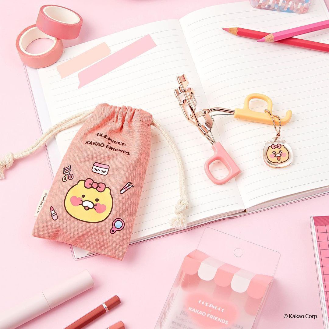 KakaoFriends_TH's tweet photo. แค่มีขนตา ก็ประหยัดเวลาแต่งหน้าได้เยอะ 👁 ส่องเกาหลีกับ CORINGCO x KAKAO FRIENDS อุปกรณ์ต่อขนดีไซน์น้อนชุนซิคสุดต๊าช  ตัวแม่ ตัวมัม คงถูกใจสิ่งนี้.. .😻
Cr: Kakao Friends (Product in Korea)
#KakaoFriends
#KakaoFriendsThailand
#카카오프렌즈
#สินค้าประเทศเกาหลี 
#ต่อขนตา #CORINGCO https://t.co/jBkmB8MtVh