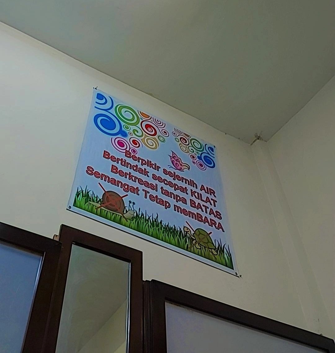 kaika77's tweet photo. Tadi pagi tiba-tiba pusing, belum juga mulai kerja. Sangat bertolak belakang dengan motto kerja di atas 😌 https://t.co/MEhICBt5GG