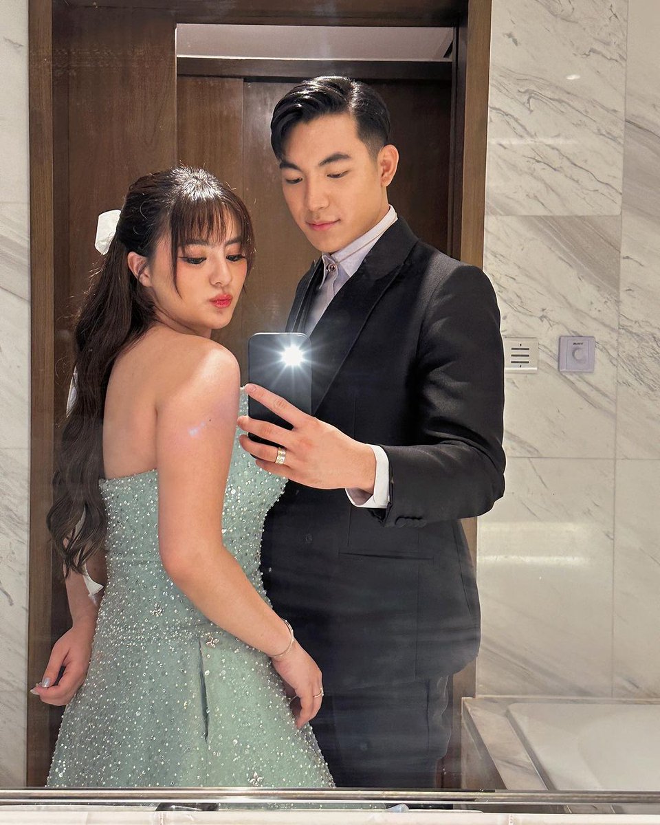 inquirerdotnet's tweet photo. ‘JUST CALL HER CINDERELLA’ ✨

LOOK: Darren Espanto and Cassy Legaspi turn up the kilig with their GMA Gala night photos, where the former can be seen carrying Legaspi’s shoes after the party. | 📷: Espanto, Legaspi/Instagram https://t.co/Wxn5YJauvG