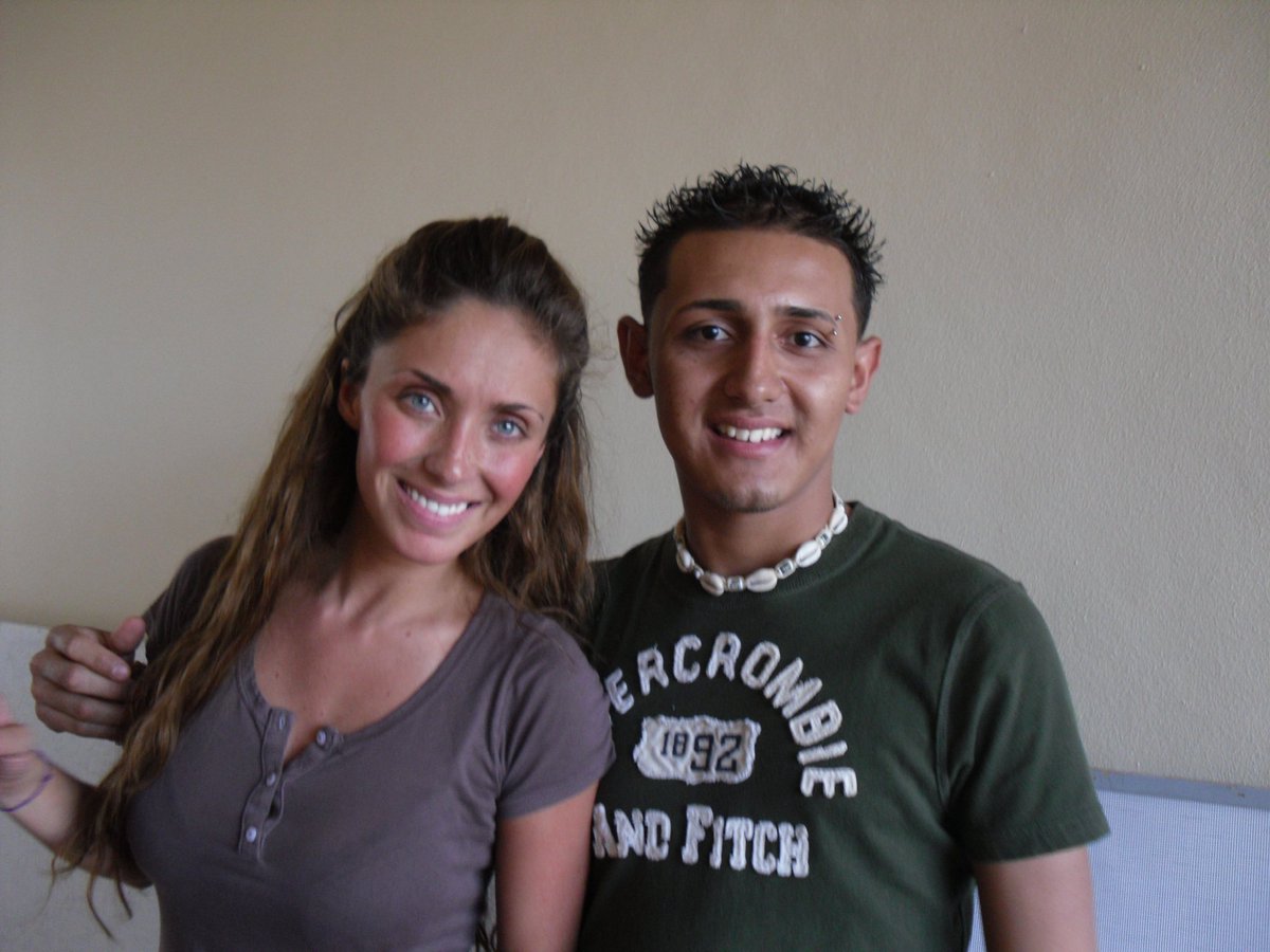 anythrowback's tweet photo. 🔙 #AnyThrowback Anahí con fans en Miami, USA 🇺🇸 15.07.2009 https://t.co/8ohl7eqOYa