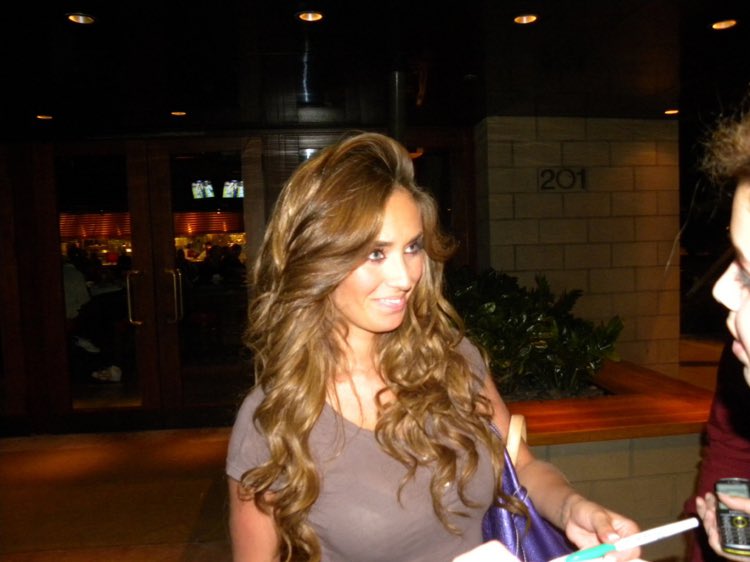 anythrowback's tweet photo. 🔙 #AnyThrowback Anahí con fans en Miami, USA 🇺🇸 15.07.2009 https://t.co/8ohl7eqOYa