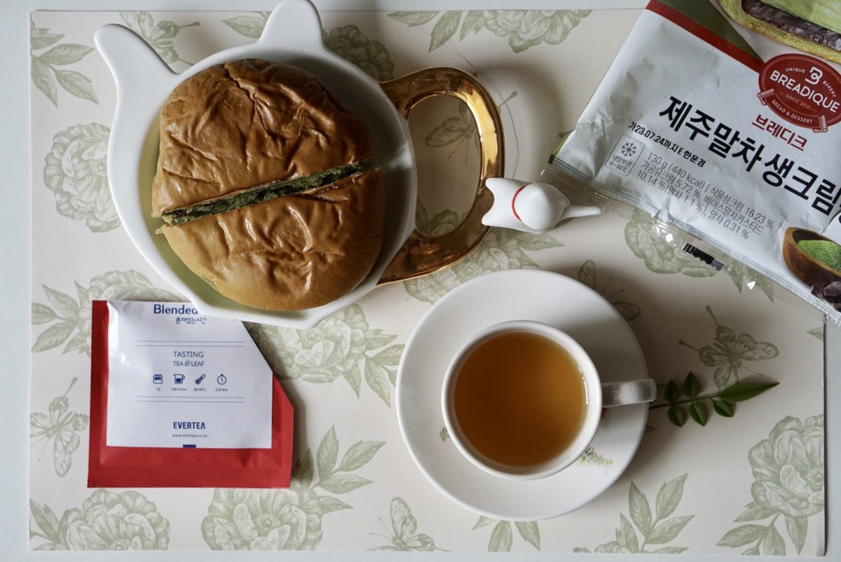 berriesbelle's tweet photo. Ever tea
@everteaofficial
혼자있는 시간

자스민차 홍차 건조사과 귤피 가향
의 블렌디드
가향은 아카시아향과 동백꽃향이라고 해요

찻잎향은 자스민과 시트러스, 우러난 차에서는 자스민이 지배적이고 무척 달콤한 꽃무더기 향입니다

무거운 꽃은 없고 순수하고 산뜻한 플라워리 https://t.co/oC157LNgee