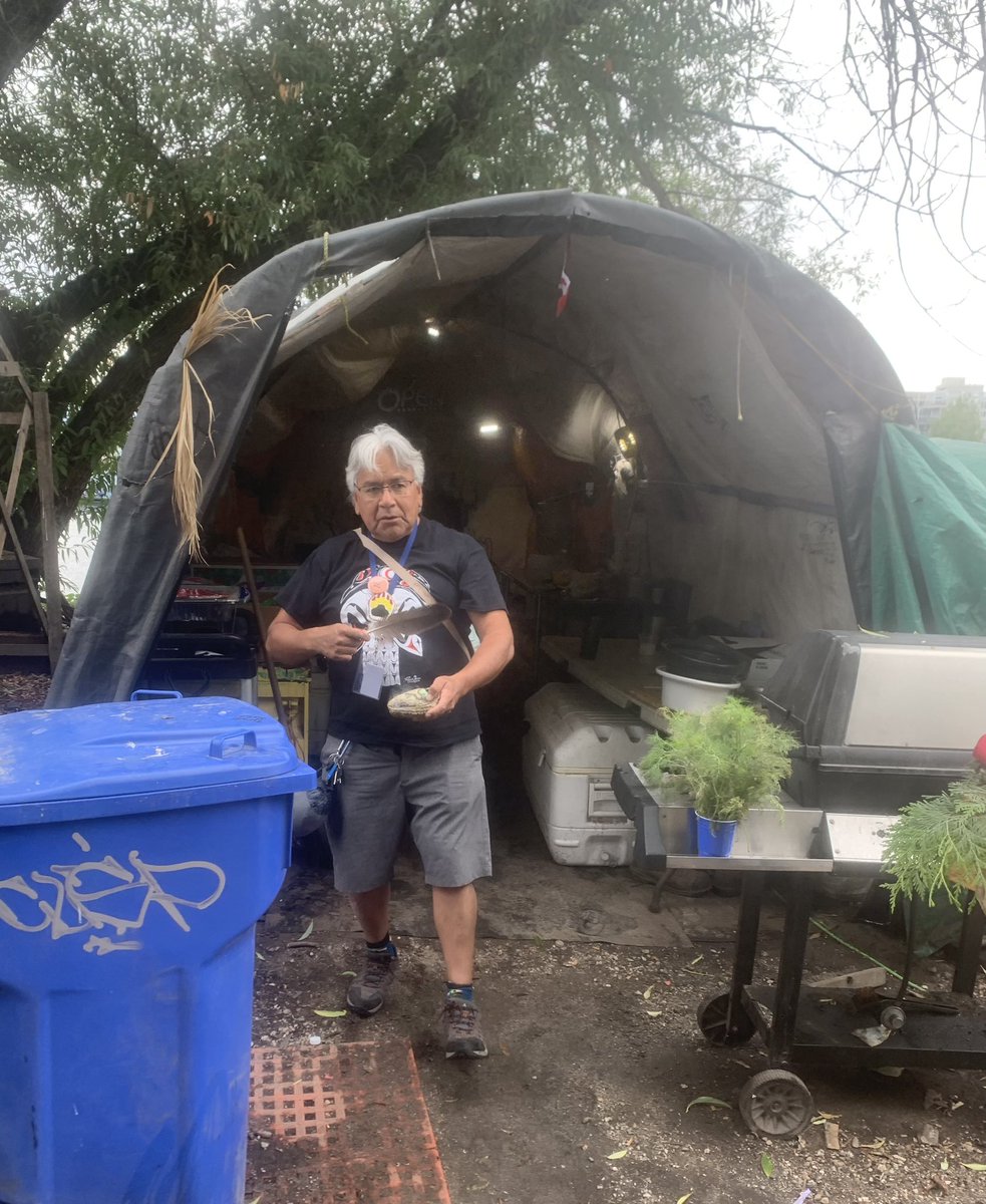 Thank you Elder Bruce &amp; <a href="/KilalaLelum/">kílala lelum</a> for smudging &amp; support.
KL health van provides compassionate, non judgemental mobile care every week at #CRABPark #tentCity 

#Culturesaveslives #uncededterritories #MST <a href="/DianaDaydream/">Diana Day</a> <a href="/UBCIC/">UBCIC</a> <a href="/SJC_UBC/">UBC Social Justice Centre</a> <a href="/VCHhealthcare/">Vancouver Coastal Health</a> <a href="/crabencampment/">No Eviction at CRAB Park</a>  <a href="/APTNNews/">APTN News</a>