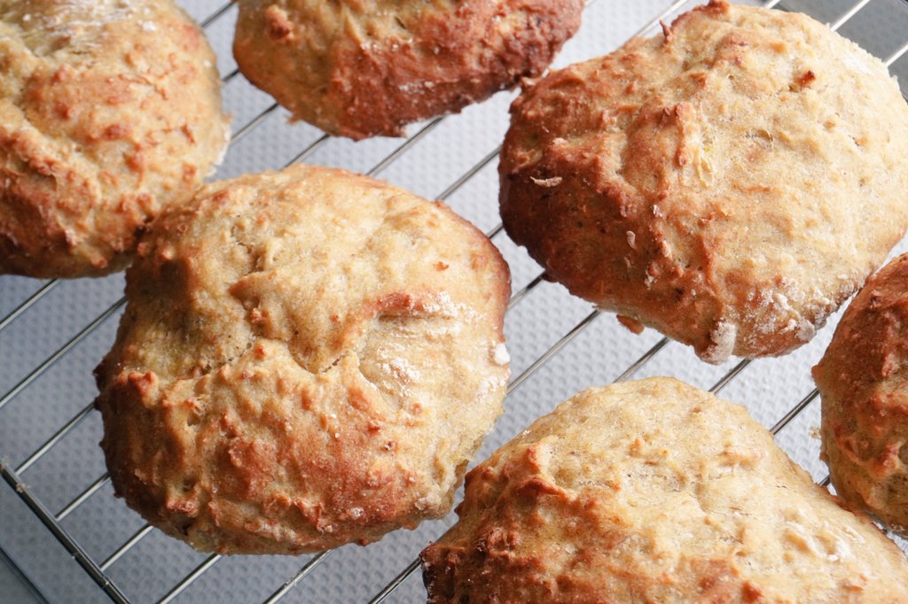 BreadmakerM's tweet image. パン生地にカレー粉やスパイスを入れました。
ゴツゴツした見た目と違って、ふんわり軽い焼き上がりです。
トラブル続きの停滞中、柔らかパンに癒されました🌈