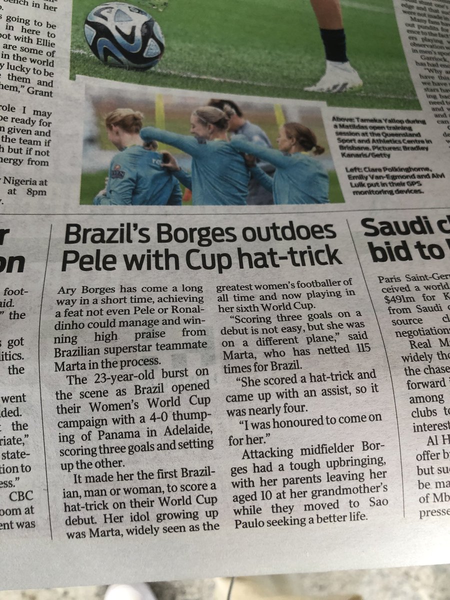 OlgaBagatini's tweet image. Jornal aqui de Gold Coast sobre @_aryborges: “um feito que nem Pelé ou Ronaldinho conseguiram alcançar”, “a primeira futebolista brasileira, entre homens e mulheres, a marcar 3 gols em estreia em Copas”, e ainda cita os sacrifícios feitos por seus pais para que ela jogasse. 💚