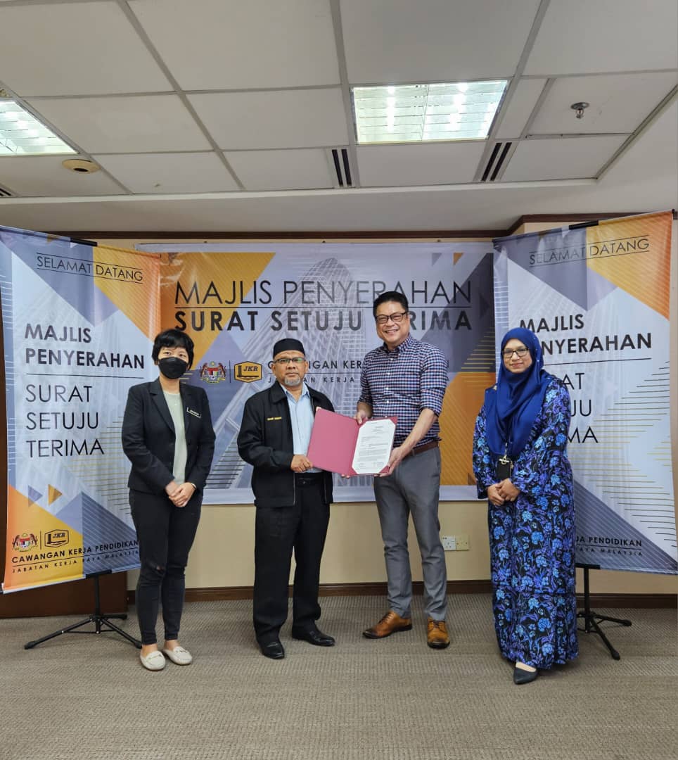 CKP_JKR's tweet photo. Sesi serahan SST bagi projek UMK - Menaiktaraf Infrastruktur Kampus Jeli. Tahniah BPP5. Tarikh 26 Julai 2023. #jasakepadarakyat #jkrmalaysia https://t.co/LPP8l4UNm7