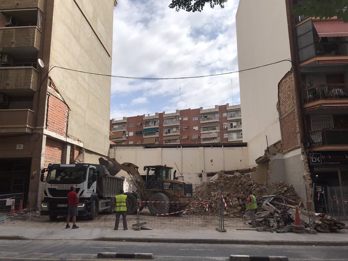 Campocheco's tweet image. Otros dos edificios centenarios de la Av. Burjassot demolidos. Son cinco en los últimos meses. La masacre y el abandono del patrimonio histórico de Benicalap y alrededores, en los últimos lustros, avanzan dramáticamente. Bonito legado para generaciones futuras. @AjuntamentVLC