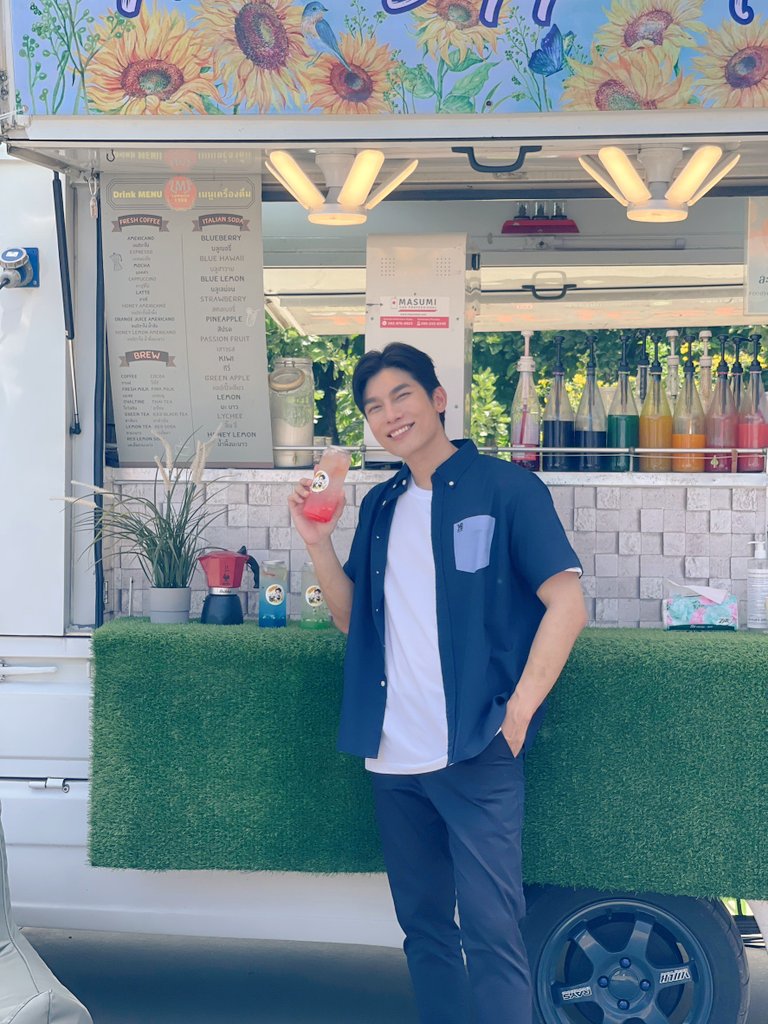 koy_MewGulf's tweet photo. ถึงอากาศจะร้อน​ Foodtruck​ นี้ก็เย็น
สดชื่นนนน เพราะยิ้มของหนุ่มคนนี้
พี่คล้าว​ 2567

MEW X MONRAK FITTING 
#MewSuppasit
#มนต์รักลูกทุ่ง๒๕๖๗
#ฟิตติ้งมนต์รักลูกทุ่ง๒๕๖๗
@MSuppasit
@lamunlin1988 https://t.co/WD9E8LdWfD