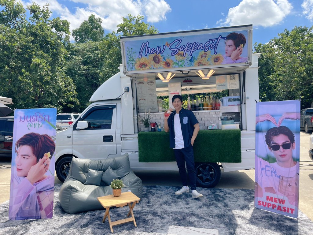 koy_MewGulf's tweet photo. ถึงอากาศจะร้อน​ Foodtruck​ นี้ก็เย็น
สดชื่นนนน เพราะยิ้มของหนุ่มคนนี้
พี่คล้าว​ 2567

MEW X MONRAK FITTING 
#MewSuppasit
#มนต์รักลูกทุ่ง๒๕๖๗
#ฟิตติ้งมนต์รักลูกทุ่ง๒๕๖๗
@MSuppasit
@lamunlin1988 https://t.co/WD9E8LdWfD