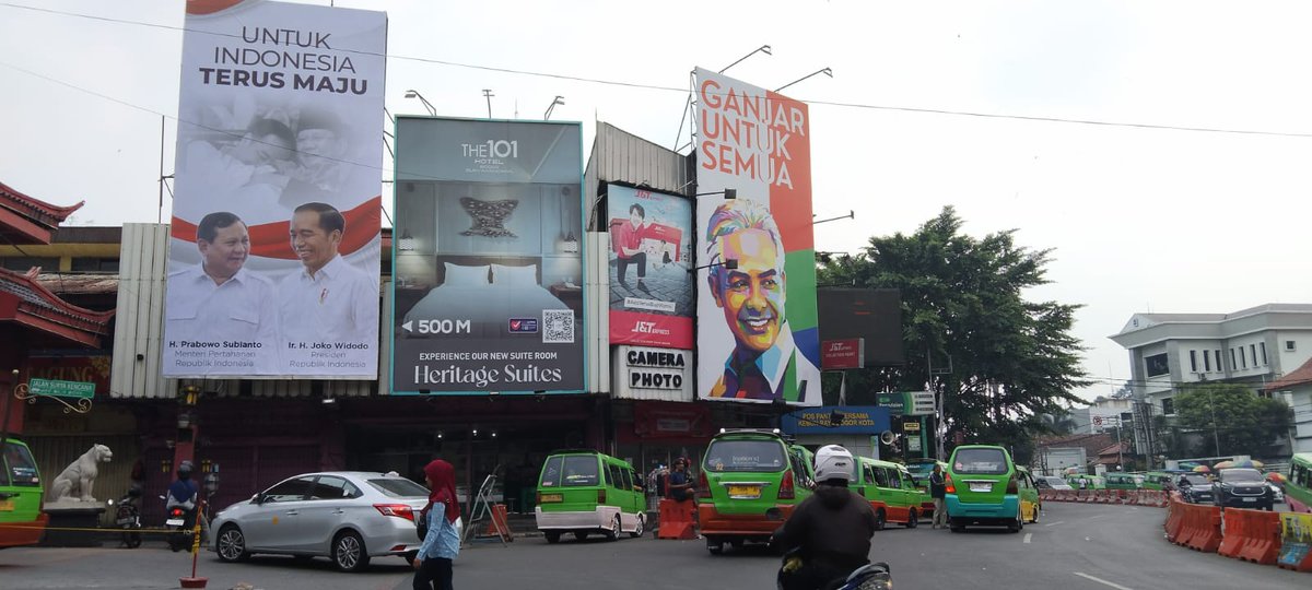 ch_chotimah2's tweet photo. Ironi!!!

Ganjar yg satu partai, yg selama ini dekat dgn Jokowi, membela dan mendukung Jokowi, fotonya tanpa Jokowi.

Prabowo yg dari partai lain, yg selama ini jadi lawan Jokowi, suka menghina, merendahkan dan memfitnah Jokowi, fotonya nempel Jokowi.

Silahkan rakyat menilai, mana capres yg ga percaya diri dan ga punya harga diri.
Setelah itu tanya pada hati nurani kalian, pantaskah dijadikan pemimpin unk bangsa kita yg besar ini.