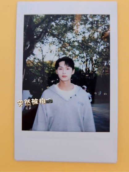 하씨 이거 개웃김
갑자기 찍히다. <<라고 적혀있음ㅠ 준이 지나가다가 찍혔나봄ㅠㅠㅋㅋㅋ