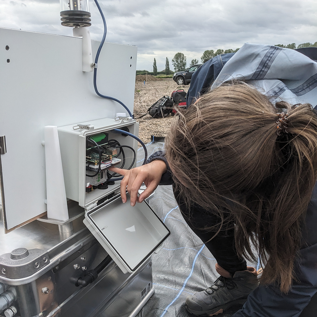 The automated monitoring systems will monitor moths, bats & birds in biodiversity hotspots around the world, thanks to funding from @abrdn_plc and a new partnership with UKCEH & @turinginst. Tom also spoke to @BBCOxford this morning - we'll post a listen again link here 🎧