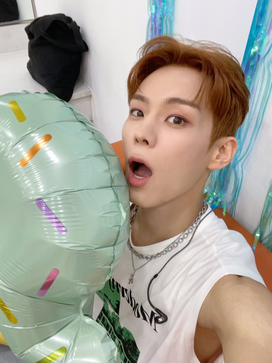 Official_Seobin's tweet photo. 잠시후 6시!
MBC M 쇼!챔피언에서 만나요🤗❣️
6시에 발매되는 '파도쳐 (Love is like a wave)'  스밍하면서 기다리기✊💛

#윤서빈 #YoonSeobin
#파도쳐 #Love_is_like_a_wave https://t.co/OVOaxcPbZF
