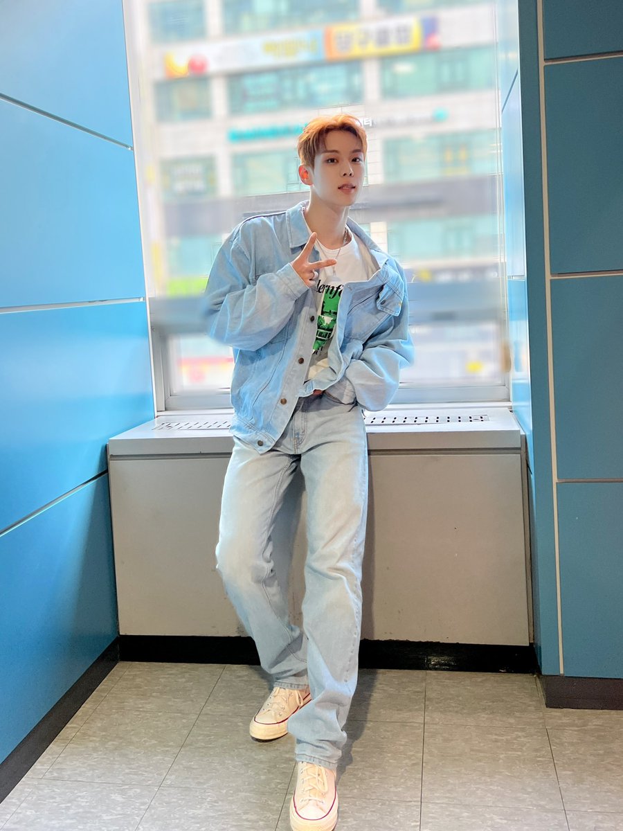 Official_Seobin's tweet photo. 잠시후 6시!
MBC M 쇼!챔피언에서 만나요🤗❣️
6시에 발매되는 '파도쳐 (Love is like a wave)'  스밍하면서 기다리기✊💛

#윤서빈 #YoonSeobin
#파도쳐 #Love_is_like_a_wave https://t.co/OVOaxcPbZF