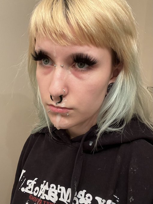 Well&hellip; what happened here? @xHollowHartx https://t.co/jZVwXq2Ev7<a class="tags" href="/tag/xhollowhartx">@xhollowhartx</a><a href="/tag/dms"class="tags"><span>#dms</span></a><a href="/tag/buyingcontent"class="tags"><span>#buyingcontent</span></a>