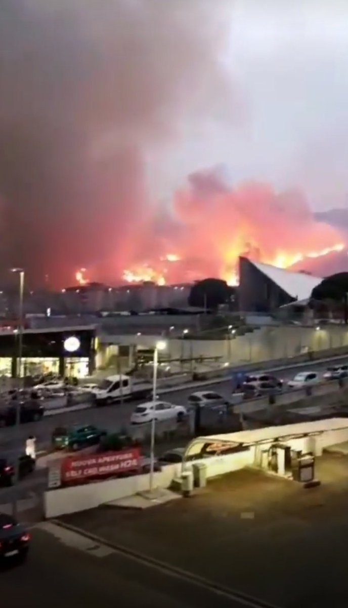 fekors's tweet photo. Su 100 incendi, 90 sono stati appiccati dall'uomo. Molti incendi sono iniziati dopo il tramonto. La mano dell'uomo è responsabile di quello che sta accadendo qui in Sicilia. Il cambiamento climatico è la conseguenza della mano dell'uomo #Messina #catania #palermo #Sicilia https://t.co/sWsryxmDBp