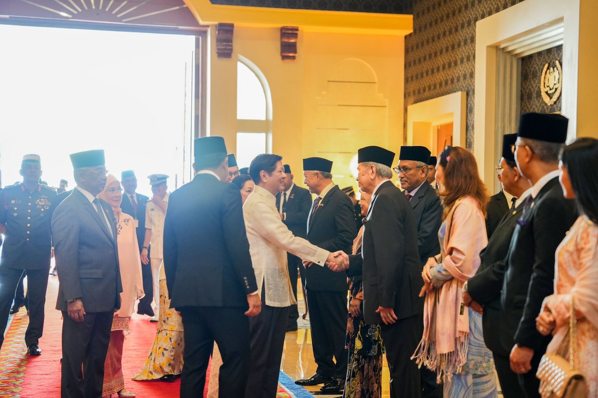 haydeesampang's tweet photo. LOOK :  Pres. Ferdinand Marcos Jr. is accorded with arrival honors during the State Welcome Ceremony by His Majesty King Al-Sultan Abdullah in Istana Negara, Kuala Lumpur, Malaysia.  

@FEBCNetworkNews  #MalaysiaStateVisit2023

📸 PCO https://t.co/m245pqKnXL