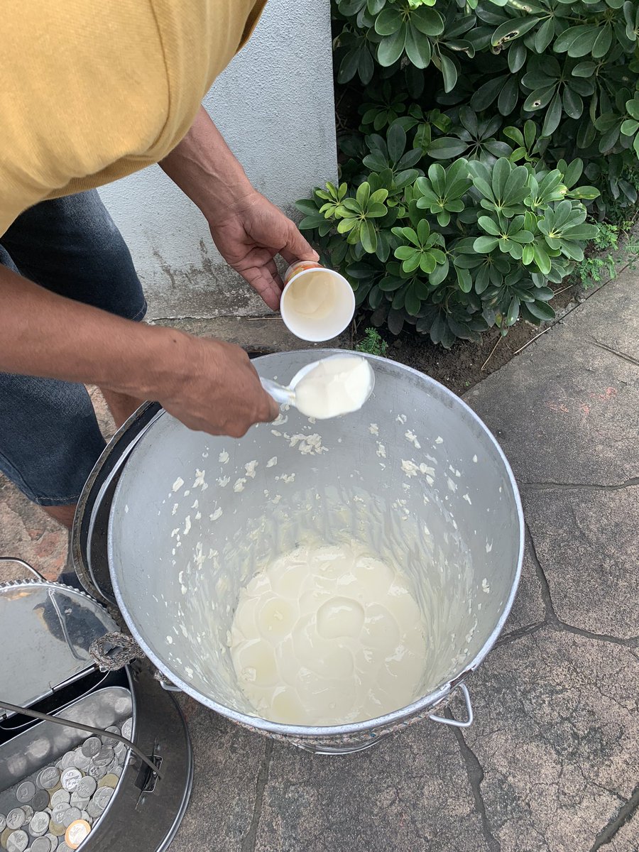 EUAmbPH's tweet photo. Tahoo!!
 To celebrate the @PilipinasWNFT win 🇵🇭 trying this iconic affordable snack that also recently won a place in the list of best street foods in the world!🍴

I am told this is a popular breakfast but is also perfect for #MeriendaNiLuc 🙌Salamat po, Mang Ronald! https://t.co/qU1XHpzQLq