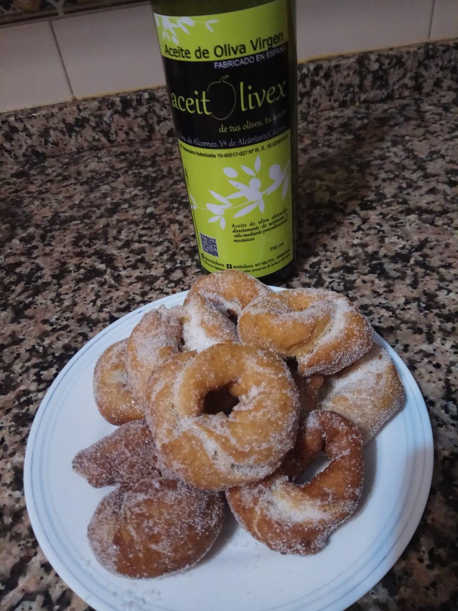 aceitolivex's tweet photo. Dulces típicos ! 
Roscas fritas con aceite de oliva virgen Extra @aceitolivex 
#dulcestipicos #roscasfritas #dulcescaseros #Gastronomia #gastronomia #dulcesdepueblo #aceitedepueblo #elaboracionenfrio #almazaradealcorneo #valenciadealcantara #detusolivostuaceite #sabor https://t.co/shnv5HCIMw