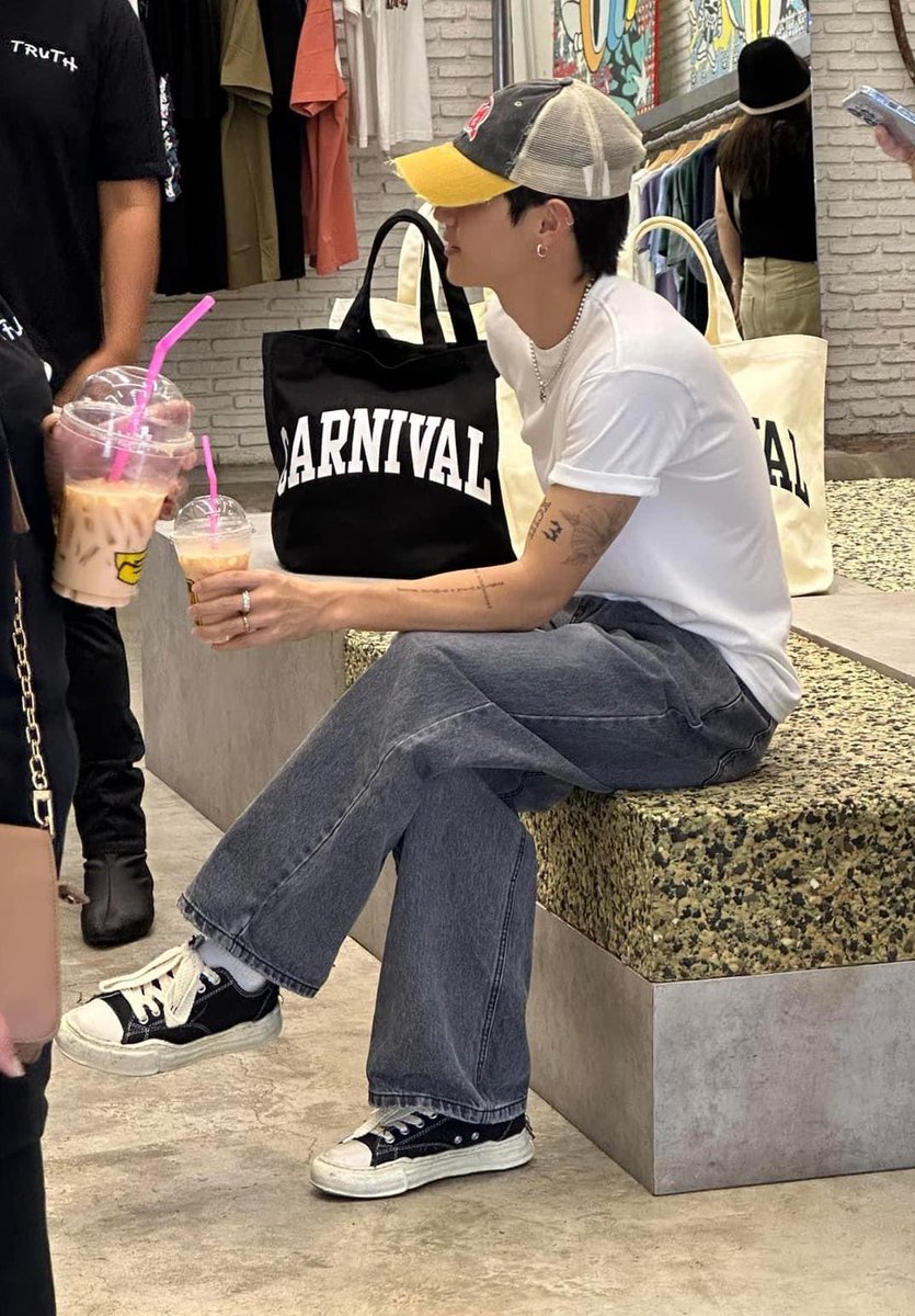Annamark93's tweet photo. มาร์คต้วนหล่อเกิน เสื้อยืดขาวเกงยีน😭 https://t.co/gLjmiKJGDE